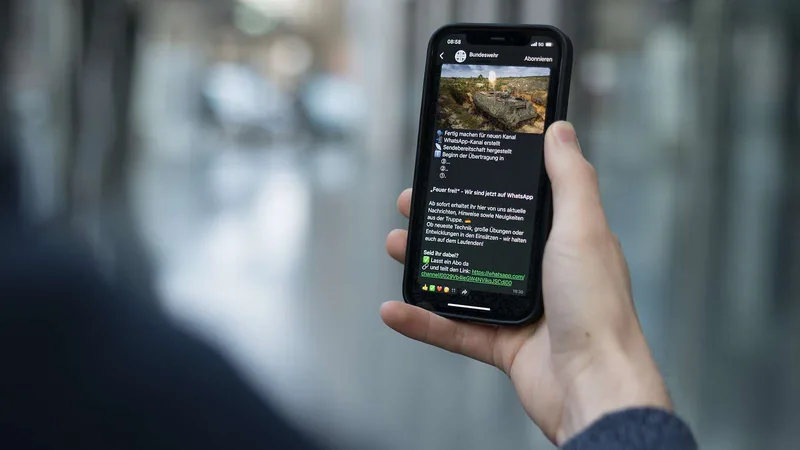 Smartphone mit dem offiziellen WhatsApp-Kanal der Bundeswehr auf dem Display zur Ankündigung des neuen Informationsangebots