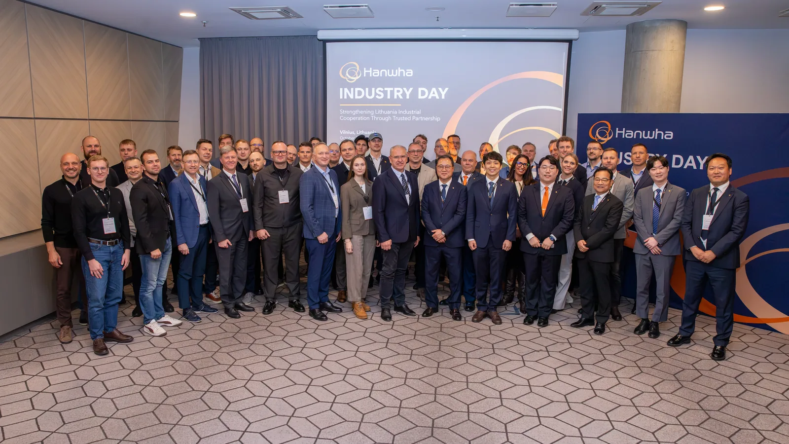 Teilnehmer eines Hanwha-Branchentags posieren für ein Gruppenbild in einem Konferenzsaal in Vilnius, Litauen