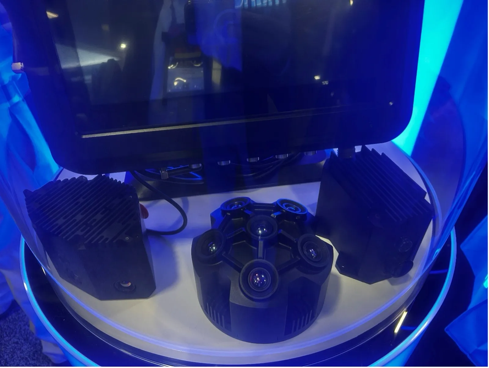 Optronisches 360-Grad-Kamerasystem von Maris-Tech mit Sensoreinheiten und Anzeigeeinheit auf einer Fachmesse präsentiert