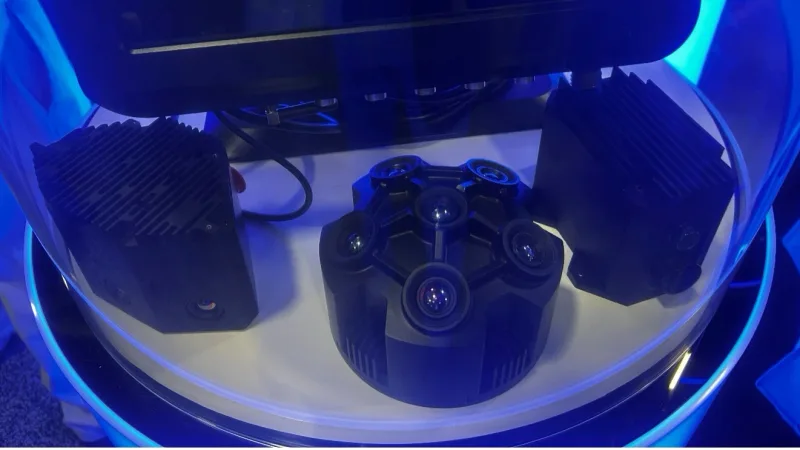 Optronisches 360-Grad-Kamerasystem von Maris-Tech mit Sensoreinheiten und Anzeigeeinheit auf einer Fachmesse präsentiert