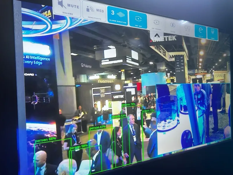 Bildschirmpräsentation der Maris-Tech-Software zur automatischen Personenerkennung mit Markierungsrahmen auf einer Fachmesse