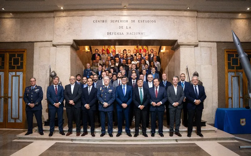 Teilnehmende aus Militär und Industrie beim Gruppenfoto zum Abschluss des Projekts HYDEF im spanischen CESEDEN mit Raketenmodell