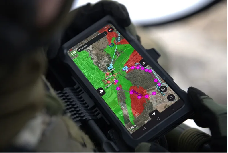 Soldat bedient ein am Körper getragenes Endgerät mit taktischer Führungs- und Navigationssoftware von Asio Technologies