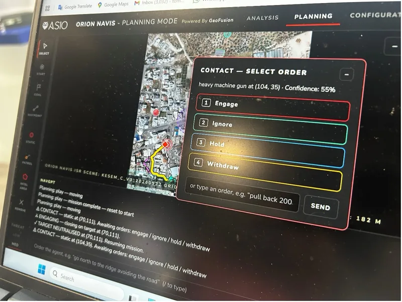 Laptop-Bildschirm mit der Benutzeroberfläche des taktischen Systems Orion Navis von Asio Technologies und einer digitalen Lagekarte