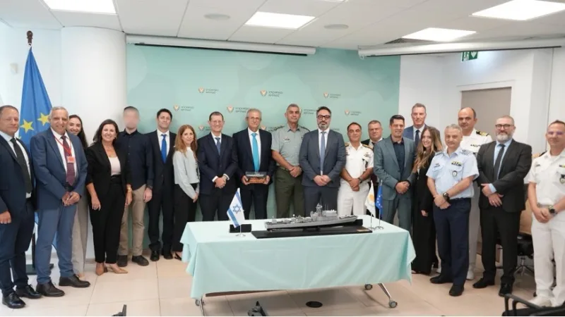 Vertreter der Regierungen und Militärs von Zypern und Israel bei einem Treffen im zyprischen Verteidigungsministerium mit Schiffsmodell