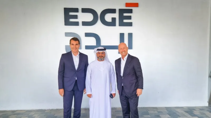 Unternehmensvertreter vor dem Logo des emiratischen Rüstungs- und Technologiekonzerns EDGE Group im Rahmen einer Kooperation mit dem deutschen Hersteller SFC Energy in den Vereinigten Arabischen Emiraten.