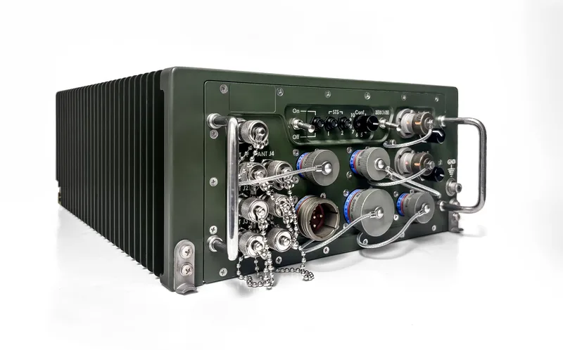 Softwaredefiniertes Fahrzeugfunkgerät BNET-V von Rafael Advanced Defense Systems mit frontseitigen Schnittstellen und Kühlrippen