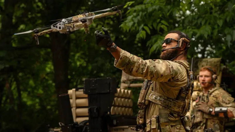 Soldat beim Start einer autonomen Skydio-Drohne.