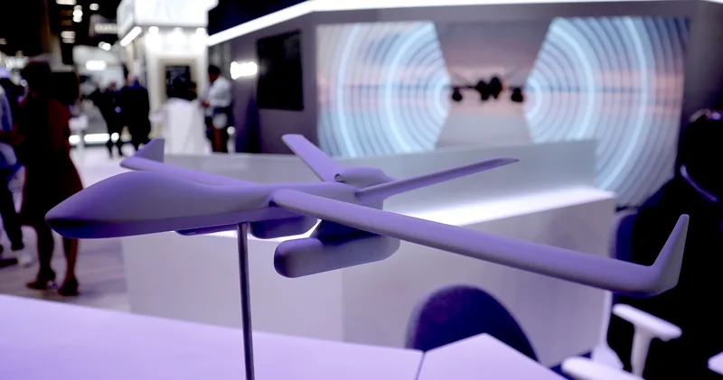 Auf der Paris Air Show zeigte General Atomics ein Modell der MQ-9B mit zwei kleinen EriEye-Radaren von Saab.