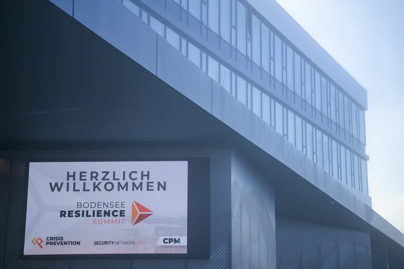 Digitaler Anzeigebildschirm am Tagungsgebäude mit Begrüßung zum Bodensee Resilience Summit und Logos von Crisis Prevention sowie security-network.com