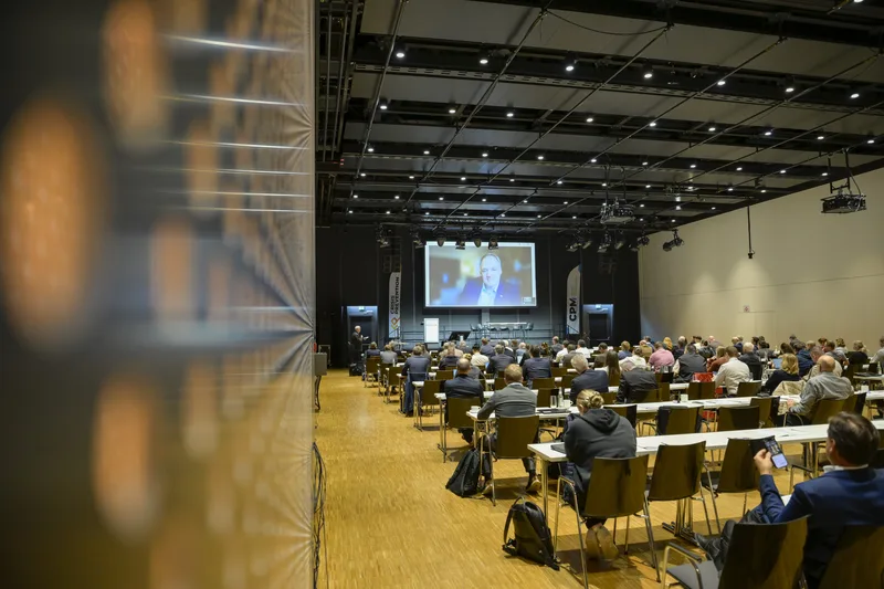 Publikum bei einer Fachkonferenz von CPM Verlag und Crisis Prevention verfolgt einen Vortrag auf einer Großleinwand