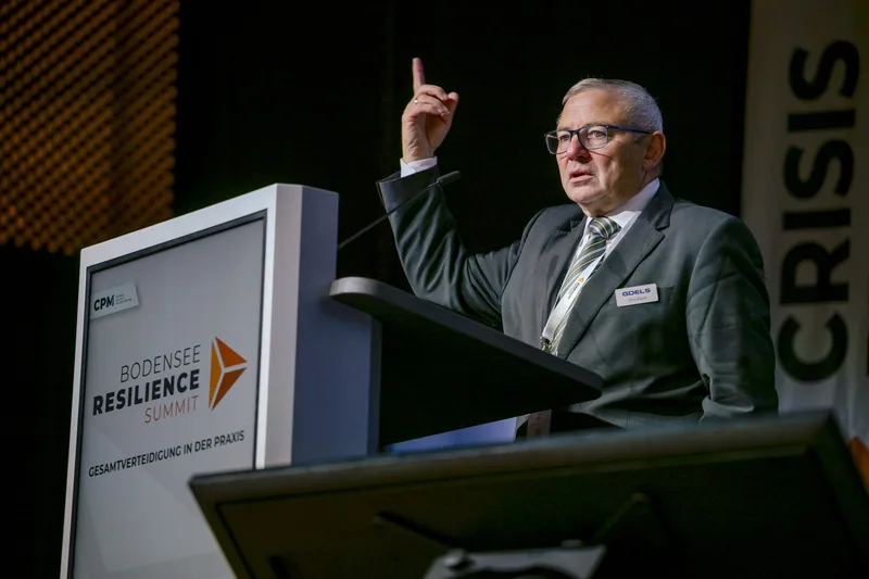 Jens Bauer von General Dynamics European Land Systems spricht am Rednerpult auf der Fachkonferenz Bodensee Resilience Summit