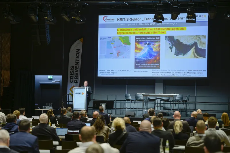Referent spricht beim Bodensee Resilience Forum vor Fachpublikum über Kritische Infrastruktur mit Grafik zu Lieferketten am Persischen Golf