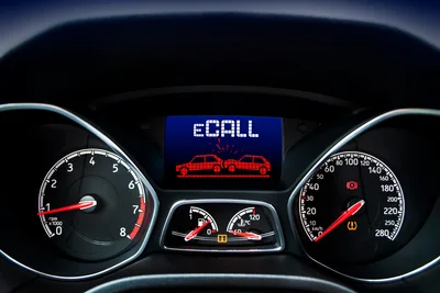 Kombiinstrument eines Pkw mit aktivierter eCall-Notrufanzeige und schematischer Kollisionsdarstellung auf dem Multifunktionsdisplay wurde von Hessen eingeführt