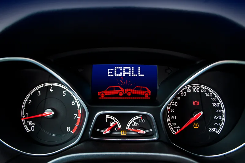 Kombiinstrument eines Pkw mit aktivierter eCall-Notrufanzeige und schematischer Kollisionsdarstellung auf dem Multifunktionsdisplay