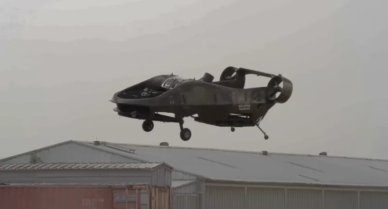 Unbemanntes Luftfahrzeug Cormorant von Tactical Robotics im Schwebeflug über einem Hallendach mit sichtbaren Mantelpropellern