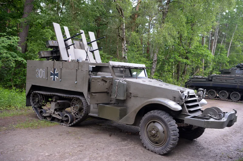 Flugabwehr-Halbkettenfahrzeug M16A1 mit Bundeswehr-Hoheitszeichen und 12,7-mm-Vierlingsflak M45 auf einem Waldweg