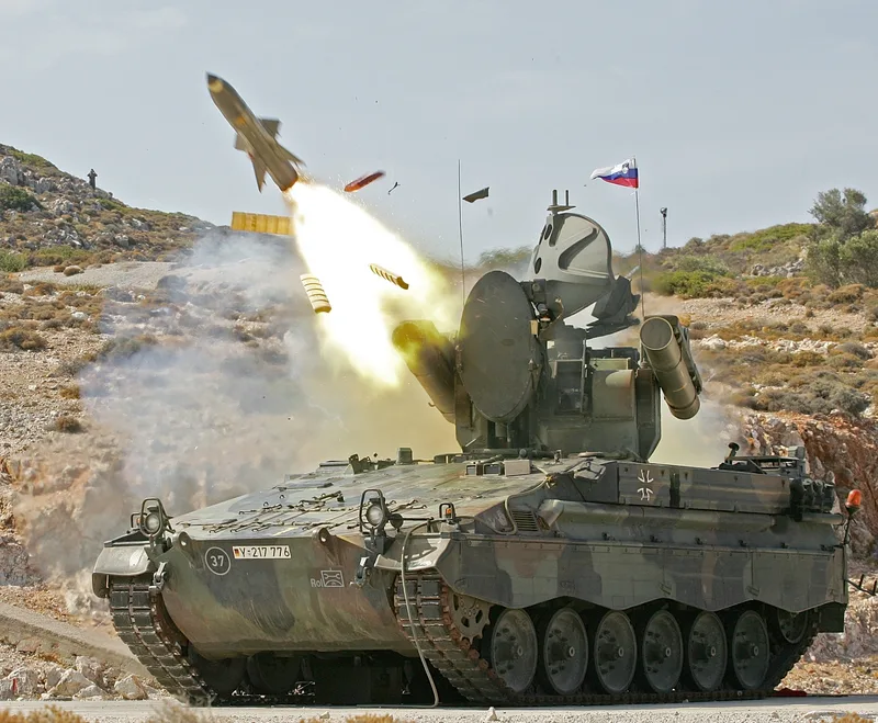 Flugabwehrraketenpanzer Roland der Bundeswehr feuert auf einem Übungsgelände einen Flugkörper ab
