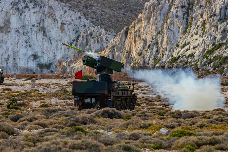 Flugabwehrraketenpanzer Ozelot der Bundeswehr feuert eine Stinger-Lenkwaffe in felsigem Gelände ab
