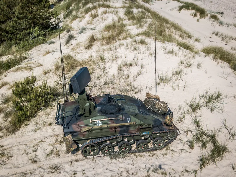 Waffenträger Wiesel 2 AFF der Bundeswehr mit Luftraumüberwachungsradar in sandigem Gelände