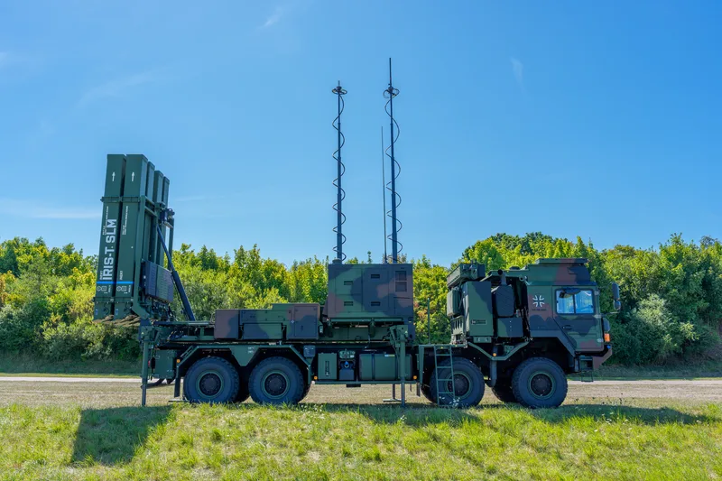 Startfahrzeug des Flugabwehrsystems IRIS-T SLM auf einem Rheinmetall MAN Militärlastkraftwagen der Bundeswehr mit aufgerichteten Startbehältern