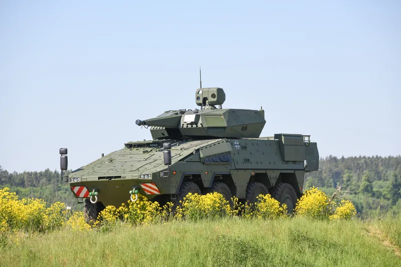 Radpanzer GTK Boxer mit Flugabwehrturm Skyranger 30 der Bundeswehr in bewachsenem Gelände