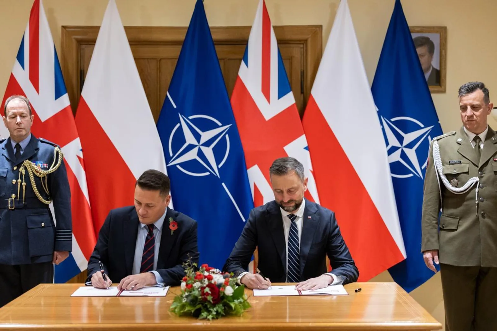 UK Defence Secretary Wes Streeting meeting his counterpart, Władysław Kosiniak-Kamysz, Polish Deputy Prime Minister and Minister of National Defence, sign the Warsaw Defence Plan in Warsaw on 27 October 2026. (W Streeting X account)