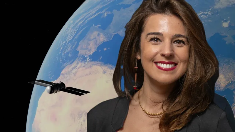 Spanische Reserveastronautin Sara García Alonso vor einer Bildmontage mit Erde und Satellit im Weltraum
