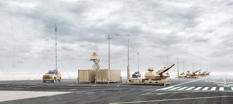 Rheinmetall Skynex Flugabwehrsystem mit Oerlikon Revolver Gun Mk3, Gefechtsständen und Isuzu D-Max mit Antennenmasten auf Flugfeld